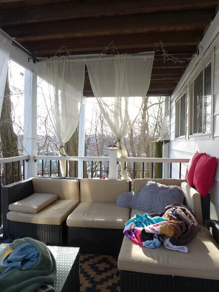 Building Photo - 832 Parker St