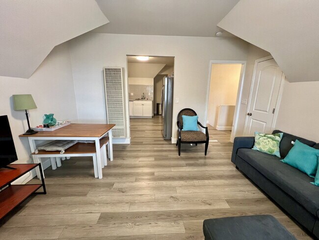 Building Photo - Short-term furnished apartment!