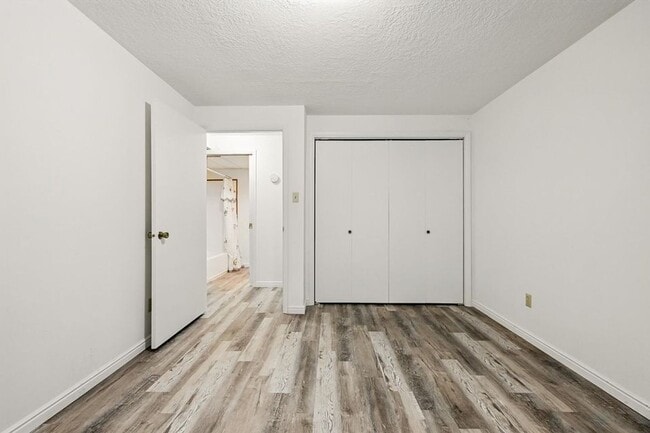 Building Photo - Charming Townhome