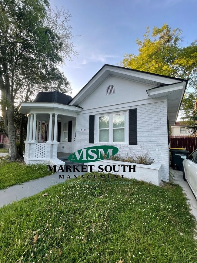 Building Photo - *REDUCED!!* BEAUTIFUL HOME- AVAILABLE Augu...