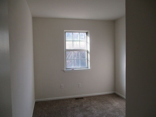 Building Photo - 3BR Townhome in Northampton School District