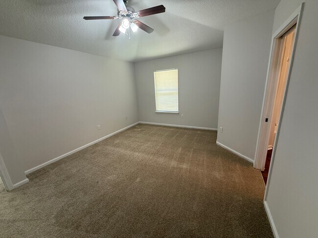 Building Photo - 5550 Oak Crossing Dr