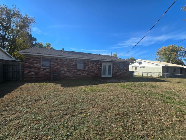 Building Photo - 3 Bedroom 2 Bath home in Shawnee!