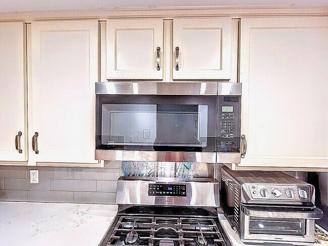 Building Photo - 28506 Barbosa