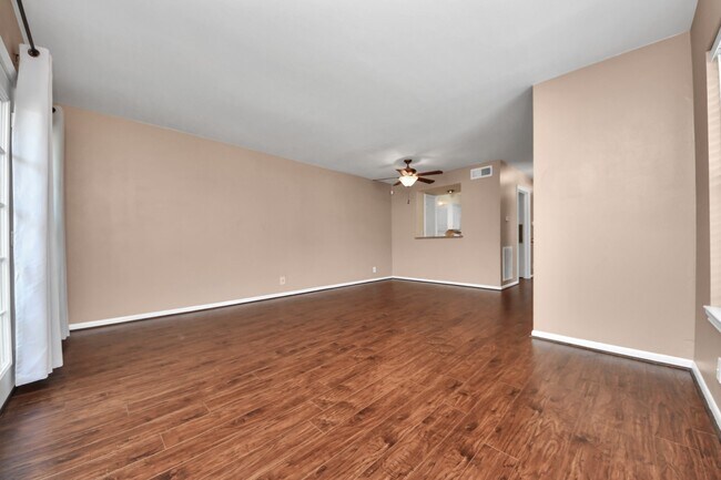 Building Photo - 6334 Chevy Chase Dr