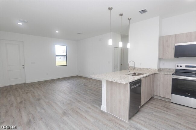 Building Photo - 1123 Deauville St E