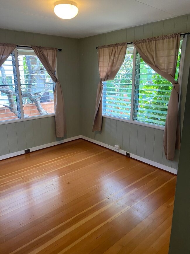 Building Photo - Pet Friendly on a Quiet Beach Lane