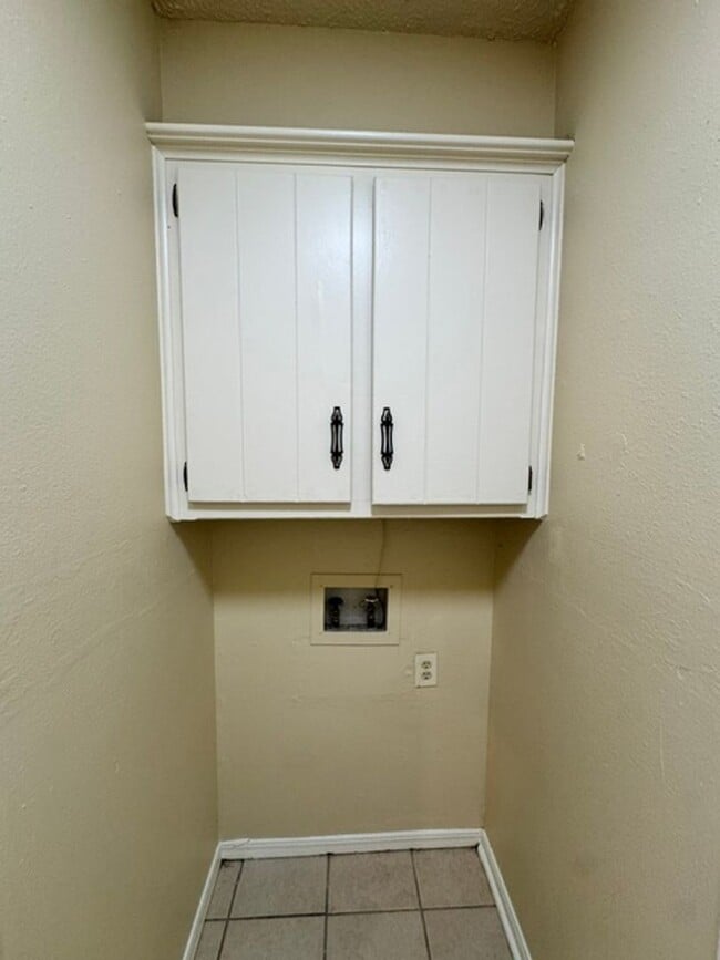 Building Photo - Beautifully updated, 3 bed 2 bath home in Moore, ready for move in! New granite, paint and fixtures!