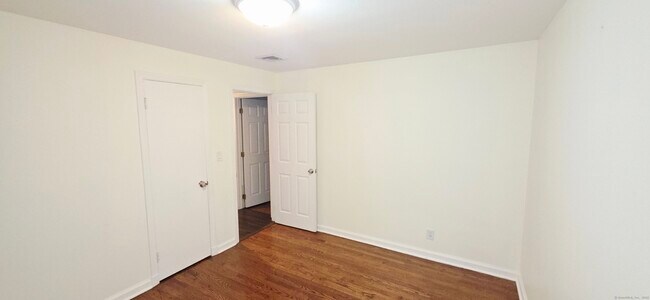 Building Photo - 150 Old Town Dr