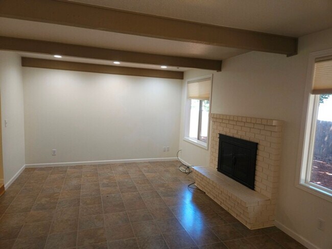Building Photo - 3Bd/2Ba Single Story Home-Available soon!