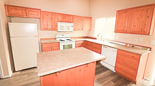 Building Photo - *MOVE IN SPECIAL*  3 Bedroom 2 Bath Single...