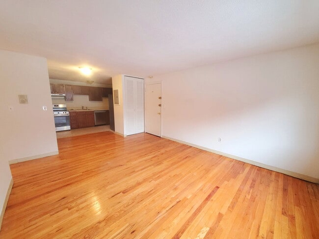 Building Photo - 245 Kelton St