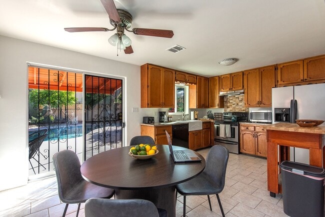 Building Photo - 3526 N Santa Rita Ave