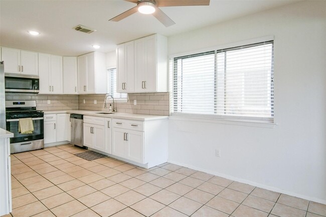 Building Photo - 5635 Greenhill Forest Dr