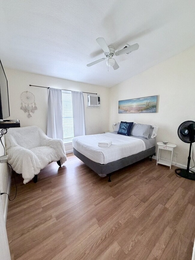 Building Photo - "Available Room in Shared Accommodation"