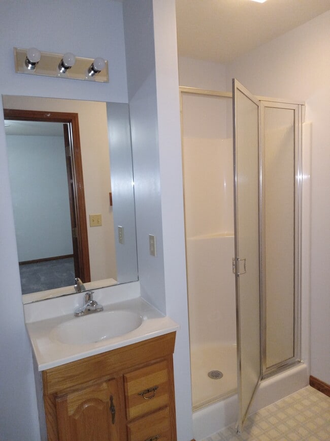 Building Photo - 316 Willowbend Cir