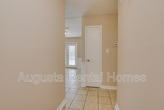 Building Photo - 3859 Fairington Dr