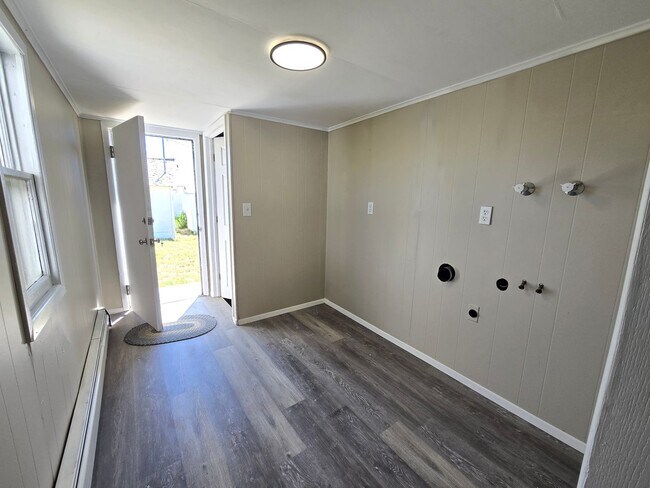 Building Photo - 2 Bedroom Country Home