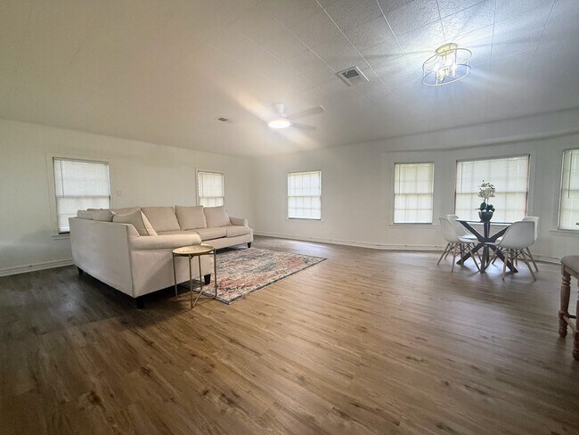 Building Photo - Cozy 3 bedroom, 2 bathroom home in Lake Charles