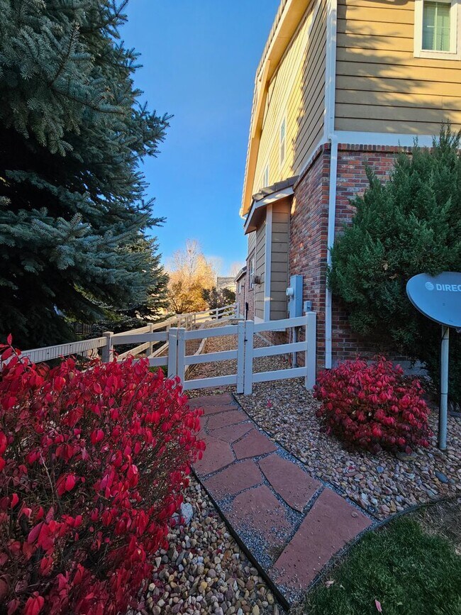 Building Photo - Beautiful and Expansive 4 Bed 3 Bath SFR by Buckley AFB