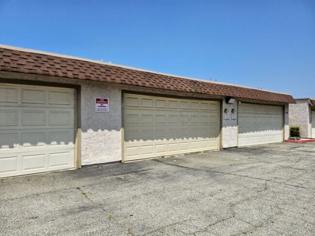 Building Photo - 1240 N Citrus Ave