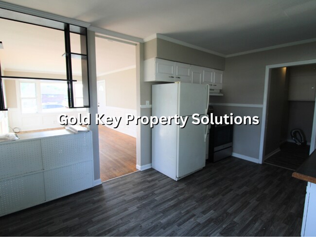 Building Photo - 3 BR 1 BA House with Garage Across from Pu...