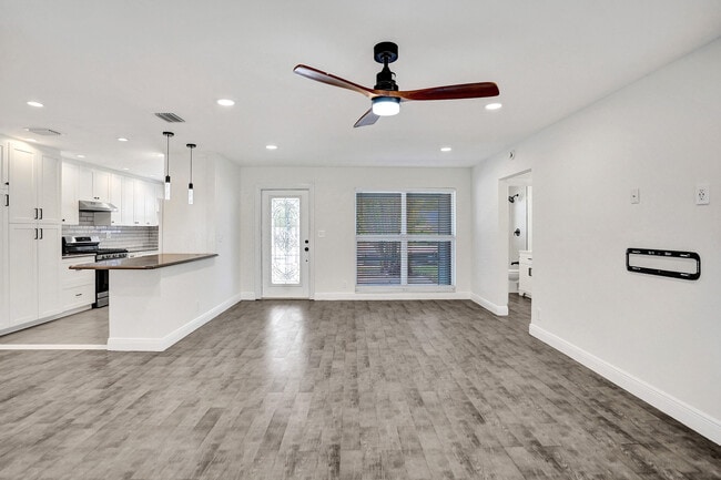 Building Photo - 618 Lindell Blvd