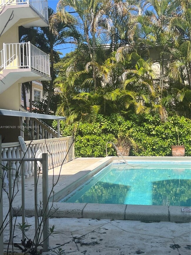 Building Photo - 427 Santander Ave