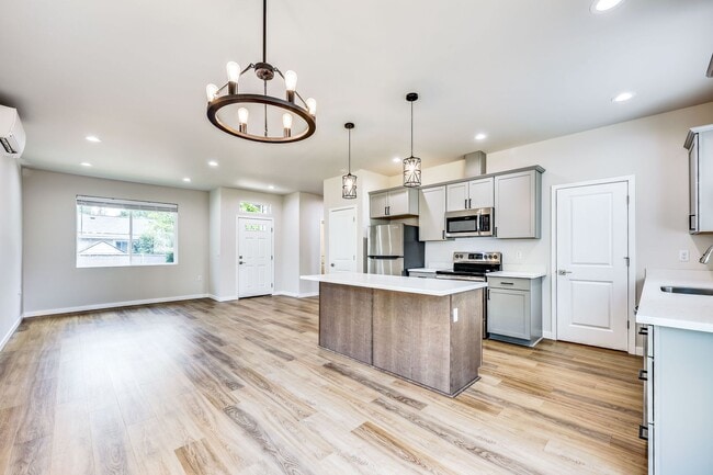 Building Photo - Newer Duplex Bremerton