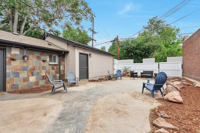 Building Photo - 1/2 off first month & Flexible deposit