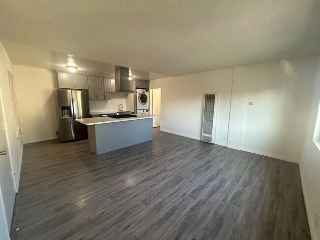 Building Photo - Top Floor Apartment, 1 Bed + 1 Car Garage, Long Beach