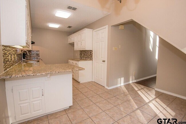 Building Photo - 5907 Hollytree Dr