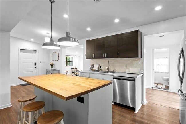 Building Photo - 2407 S Lois Ave