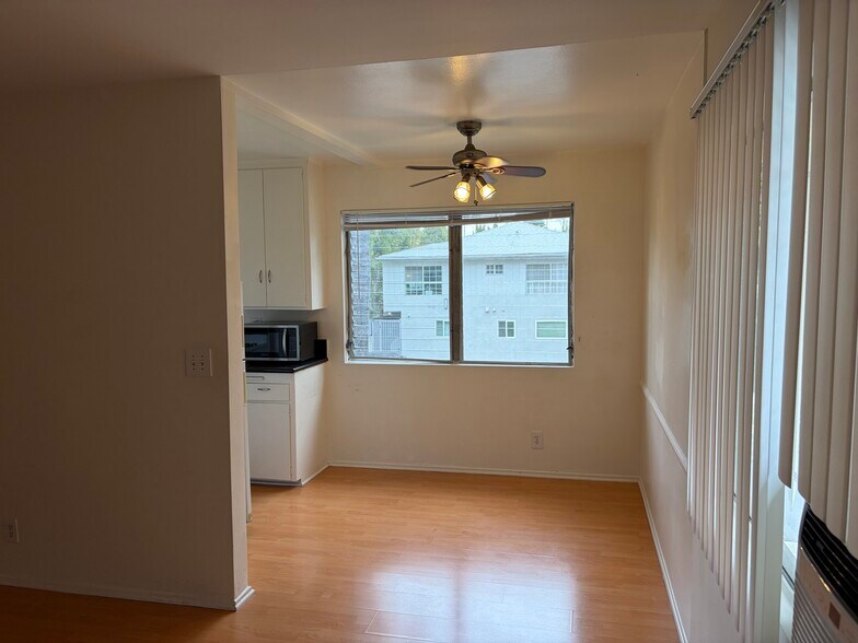 Building Photo - 907 N Gardner St