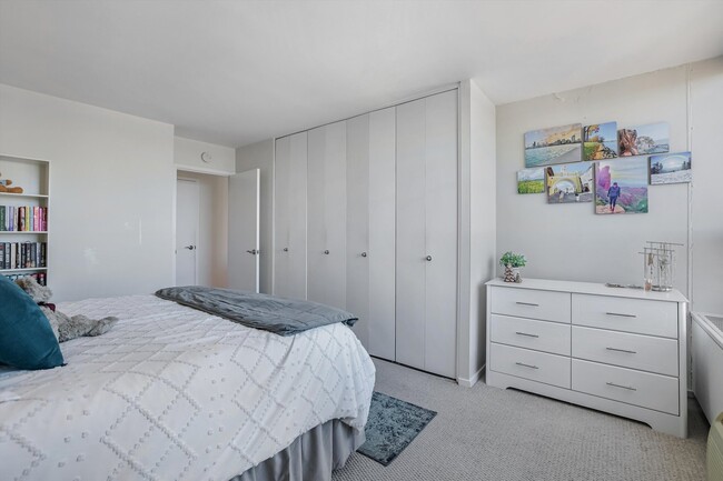 Building Photo - 70 W Burton Pl