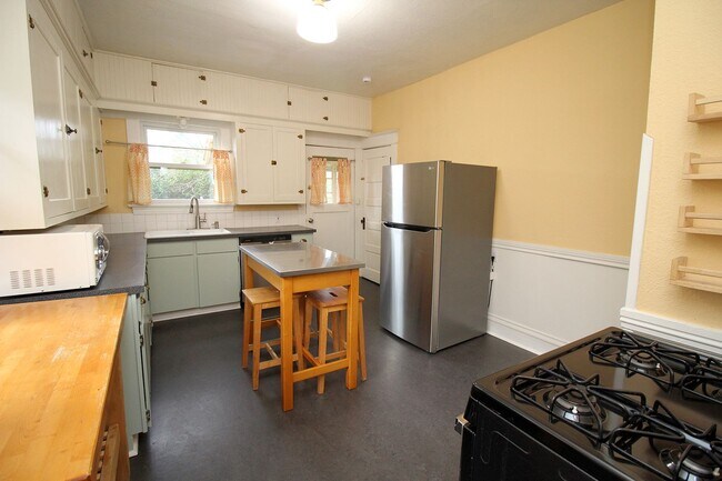 Building Photo - Delightful Remodeled Alberta Arts 3 Bed/2 Bath Bungalow