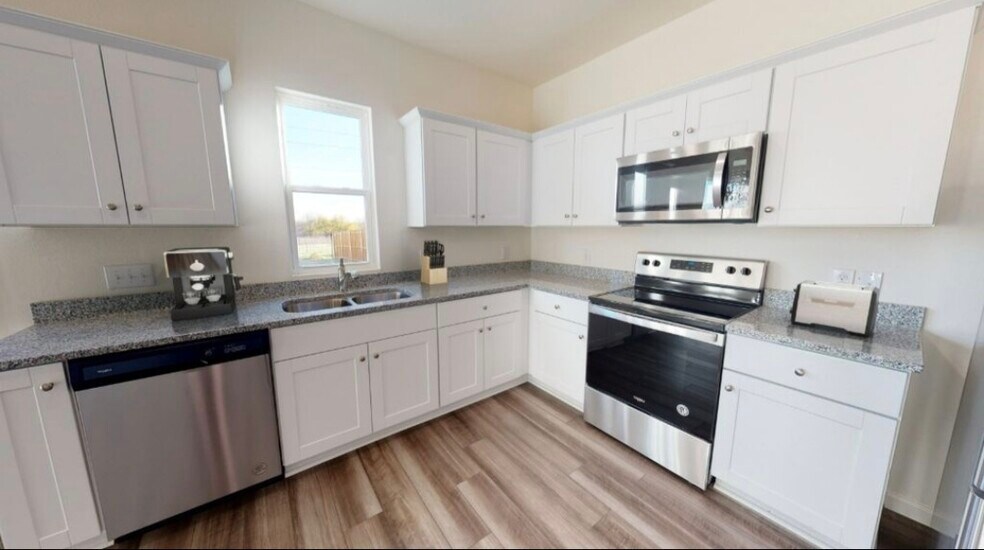 Building Photo - 998 Delta Cres