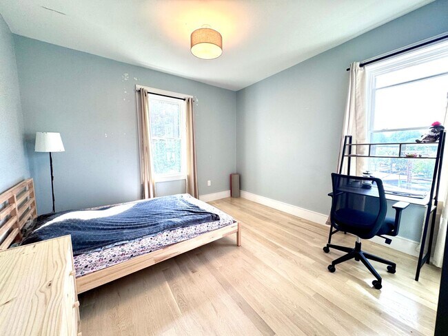 Building Photo - BROOKLINE 3 BED/2 BATH WITH CENTRAL AIR & IN-UNIT LAUNDRY!