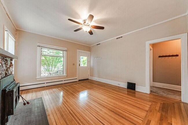 Building Photo - Victorian Home Downtown! 6 - Month Leases ...