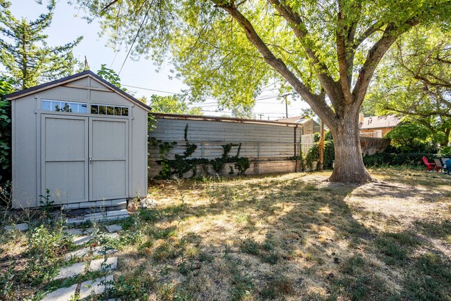 Building Photo - Refreshed Apartment Near Liberty Park