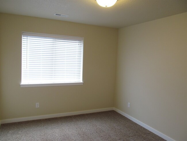 Building Photo - 3 Bed 2.5 Bath  Townhome Near Vancouver Ma...