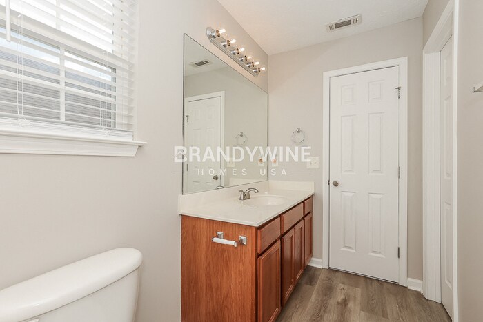 Building Photo - 701 Holland Ridge Dr