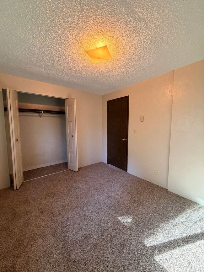 Building Photo - 2-Bedroom Townhouse style apartment