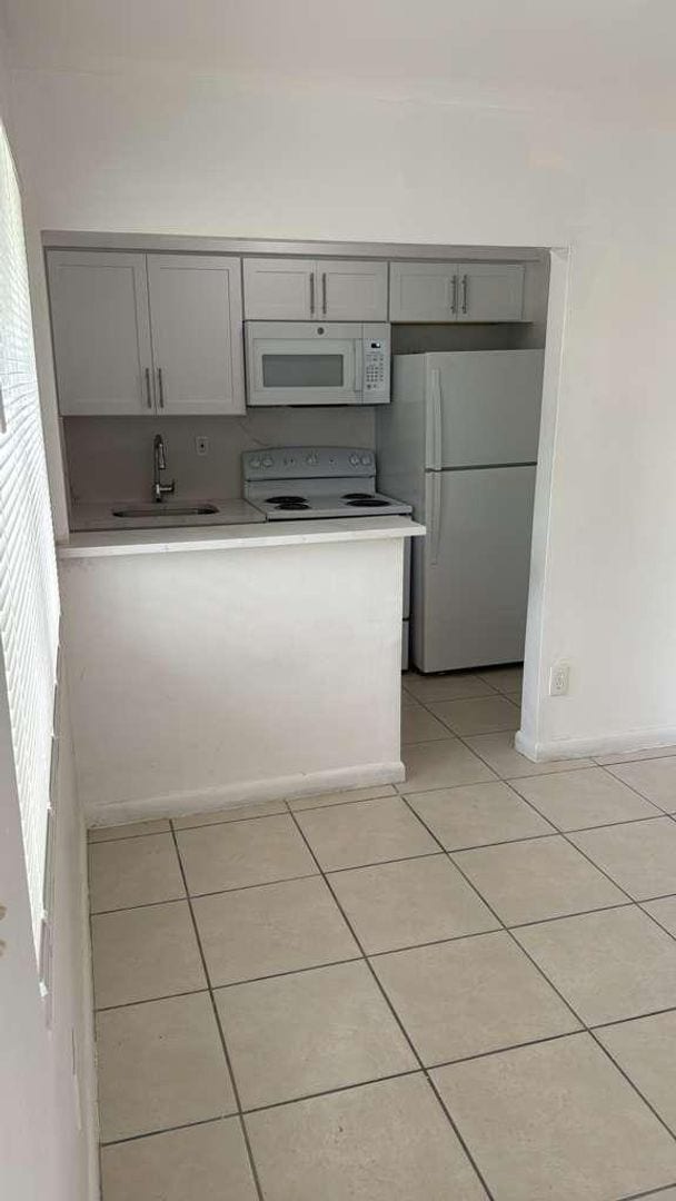 Building Photo - 2-bedroom for rent in N. Miami Beach