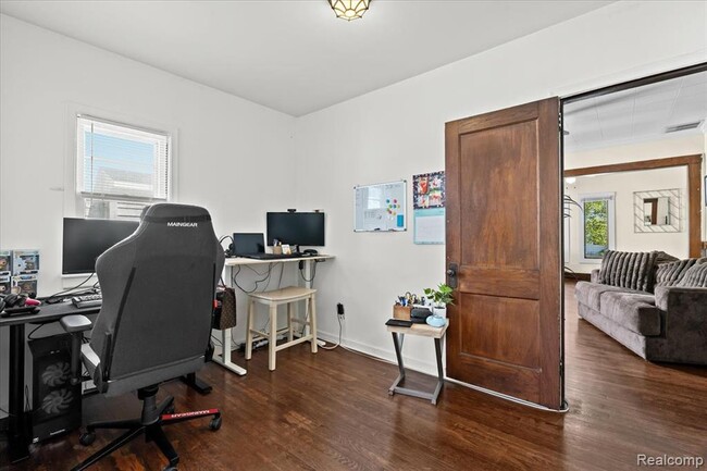 Building Photo - 423 Pingree Blvd