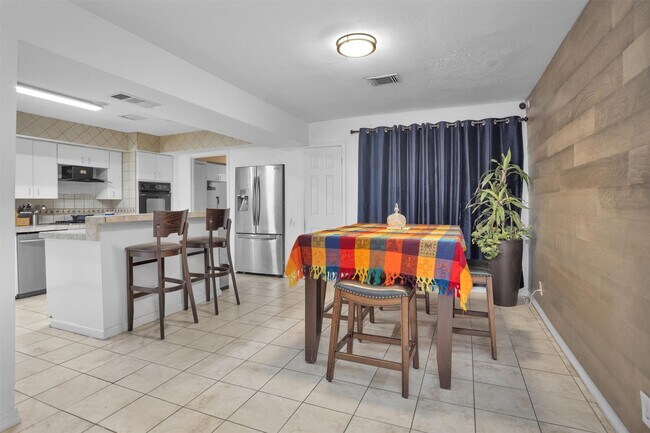 Building Photo - 1725 Strawn Rd