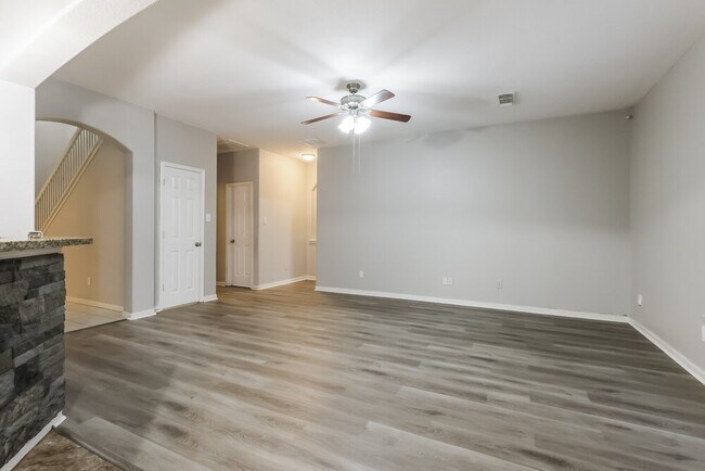 Building Photo - 12927 Pine Woods St