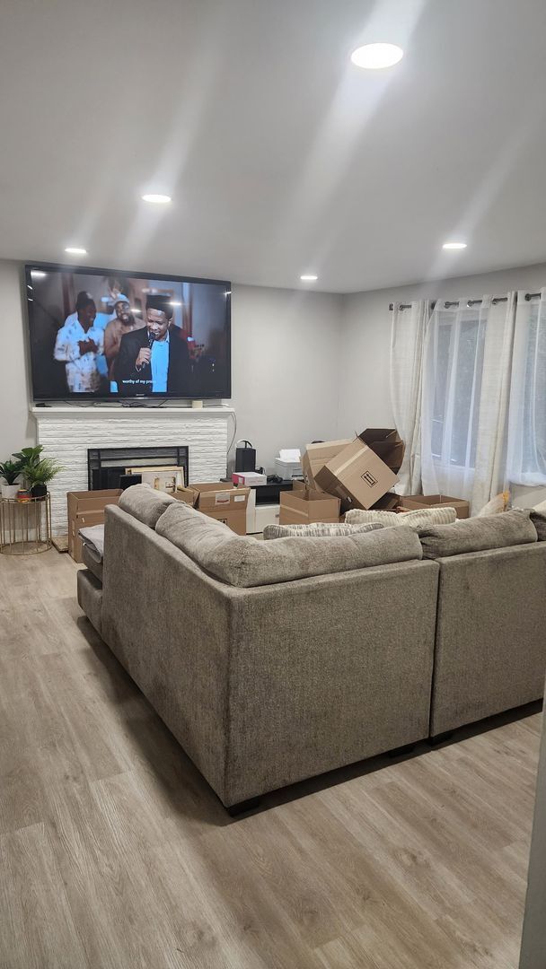 Building Photo - Renovated 4-Bedroom Single-Level Home in Quiet Kent Central Location