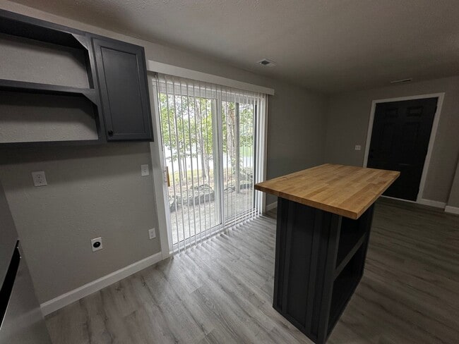 Building Photo - FULLY REMODELED 2 Bedroom Apartment with l...