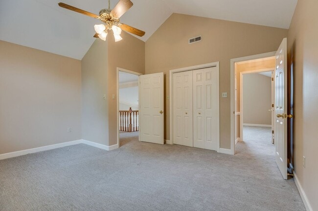Building Photo - Experience lakefront living at its finest in the heart of East TN
